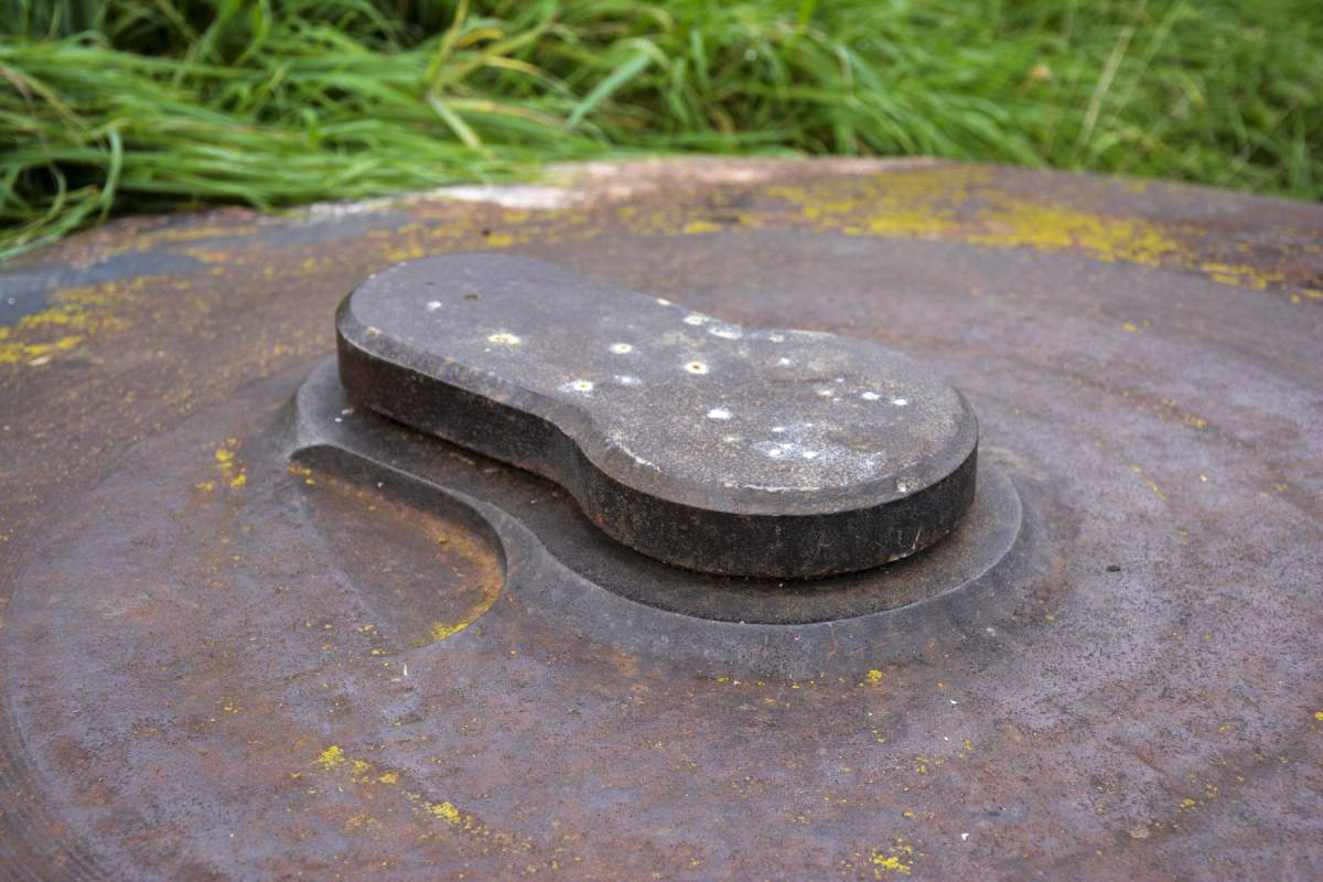 Ligne Maginot - La FERTE (Ouvrage d'infanterie) - Bloc 2
Cloche VDP
L'orifice du périscope verrouillé par son obturateur