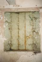 Ligne Maginot - ROUSSY LE VILLAGE (Poste avancé GRM) - (Poste GRM - Maison Forte) - Les fenêtres sont équipées de volets intérieurs pliants blindés. Le volet de droite comporte un œilleton pour l'observation