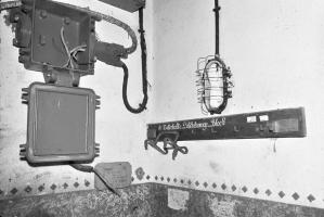 Ligne Maginot - BOIS DE KANFEN - X5 - (Abri) - Le local transmissions de l'abri.
Boitier pour translateur a gauche et supports pour postes de campagne TM32.
Ces postes étaient destinés à l'équipement à minima de l'abri du Zeiterholtz, de la casemate d'Entrange et du blockhaus CB 13