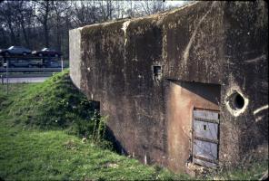 Ligne Maginot - BOIS DE KANFEN - X5 - (Abri) - Vue en 1982 de la partie non détruite en bordure de l'autoroute