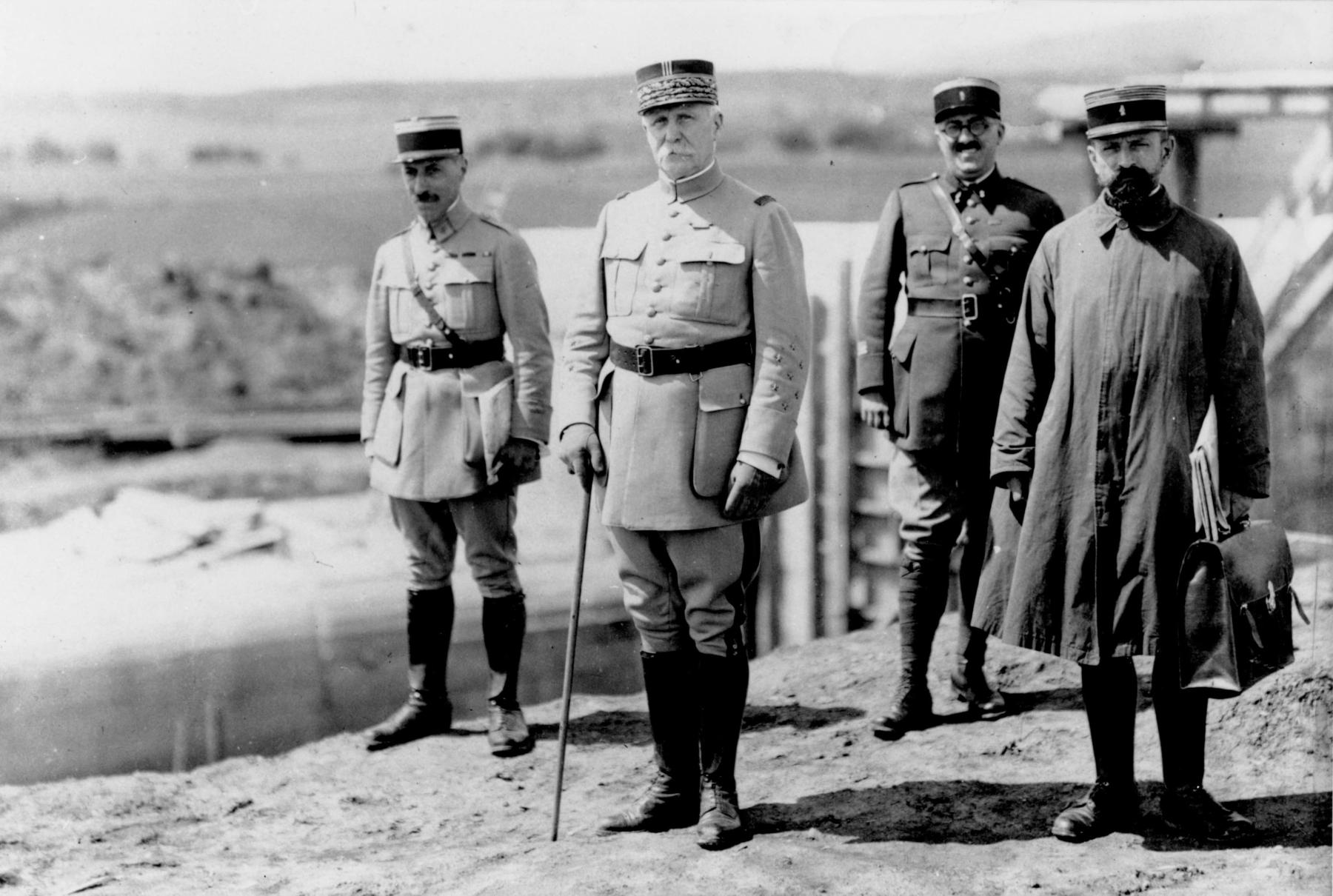 Ligne Maginot - BREITENACKER NORD et SUD - (Casemate d'infanterie - Simple) - Chantier de construction
Le 8 aout 1930
Le Mal Pétain en visite sur place colonel Gourandy (à droite), directeur des travaux de fortifications à Strasbourg, du capitaine Bernard, responsable de la tranche III, et d'un aide de camp) - Inconnu