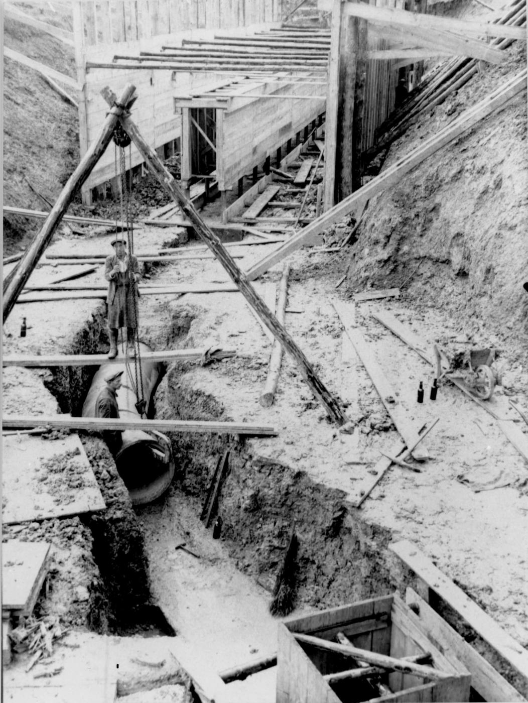 Ligne Maginot - DRACHENBRONN NORD OUEST - (Casemate d'infanterie - Simple) - La galerie de communication. Noter le fort diamètre de la conduite de drainage
Photo prise lors du chantier de construction de la tranche de travaux III (entreprise Dietsch) - Inconnu