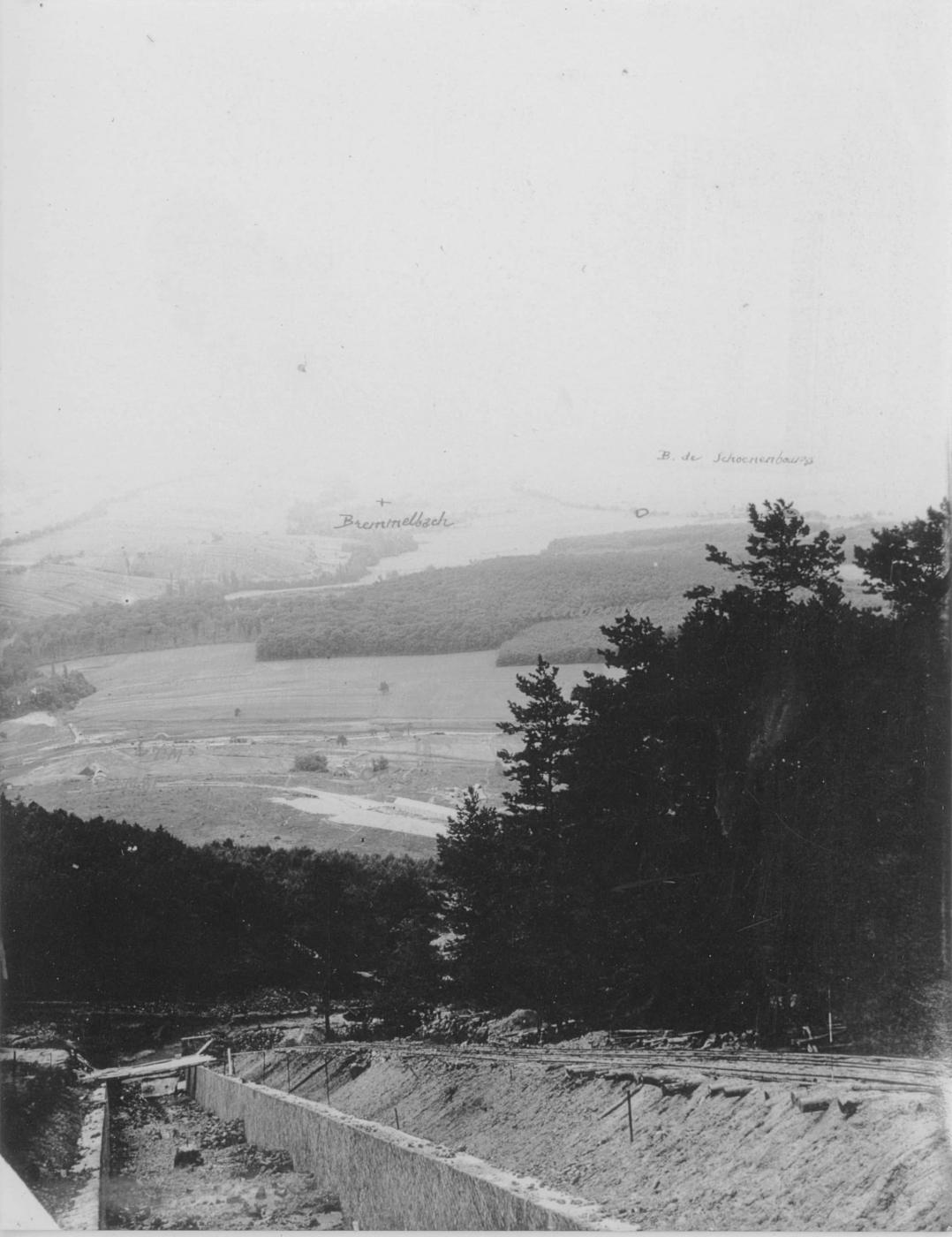 Ligne Maginot - HOCHWALD (FOSSé ANTICHAR DU) - (Obstacle antichar) - Construction du fossé
Vue du fossé vers les blocs de l'ouvrage est, les casemates de Bremmelbach et l'ouvrage de Schoenenbourg - Inconnu