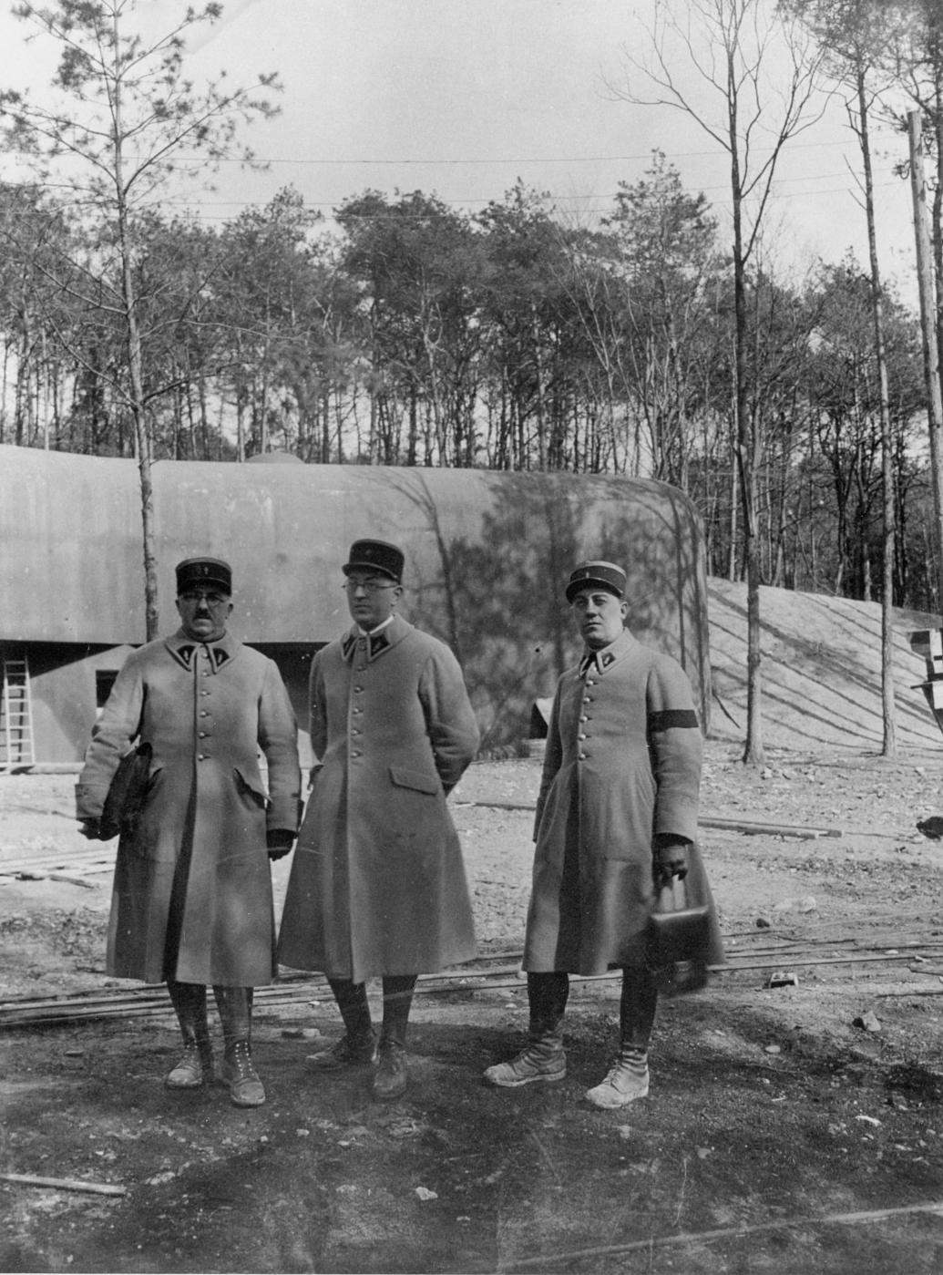 Ligne Maginot - HOCHWALD - (Ouvrage d'artillerie) - Les officiers de la tranche de travaux III
Cne Bernard - Lt Blot - Cne Bose - Inconnu