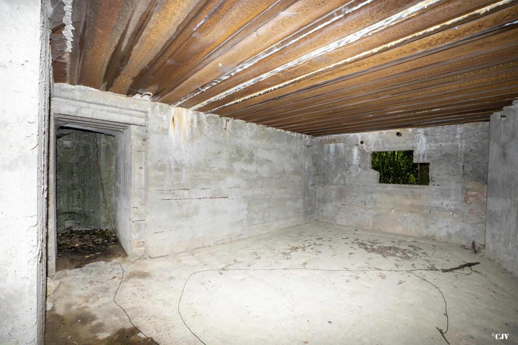 Ligne Maginot - C1 - LES ESSARTS - (Casemate d'infanterie - Double) - Chambre de tir droite avec entrée vers la cloche - Lia VERMEULEN