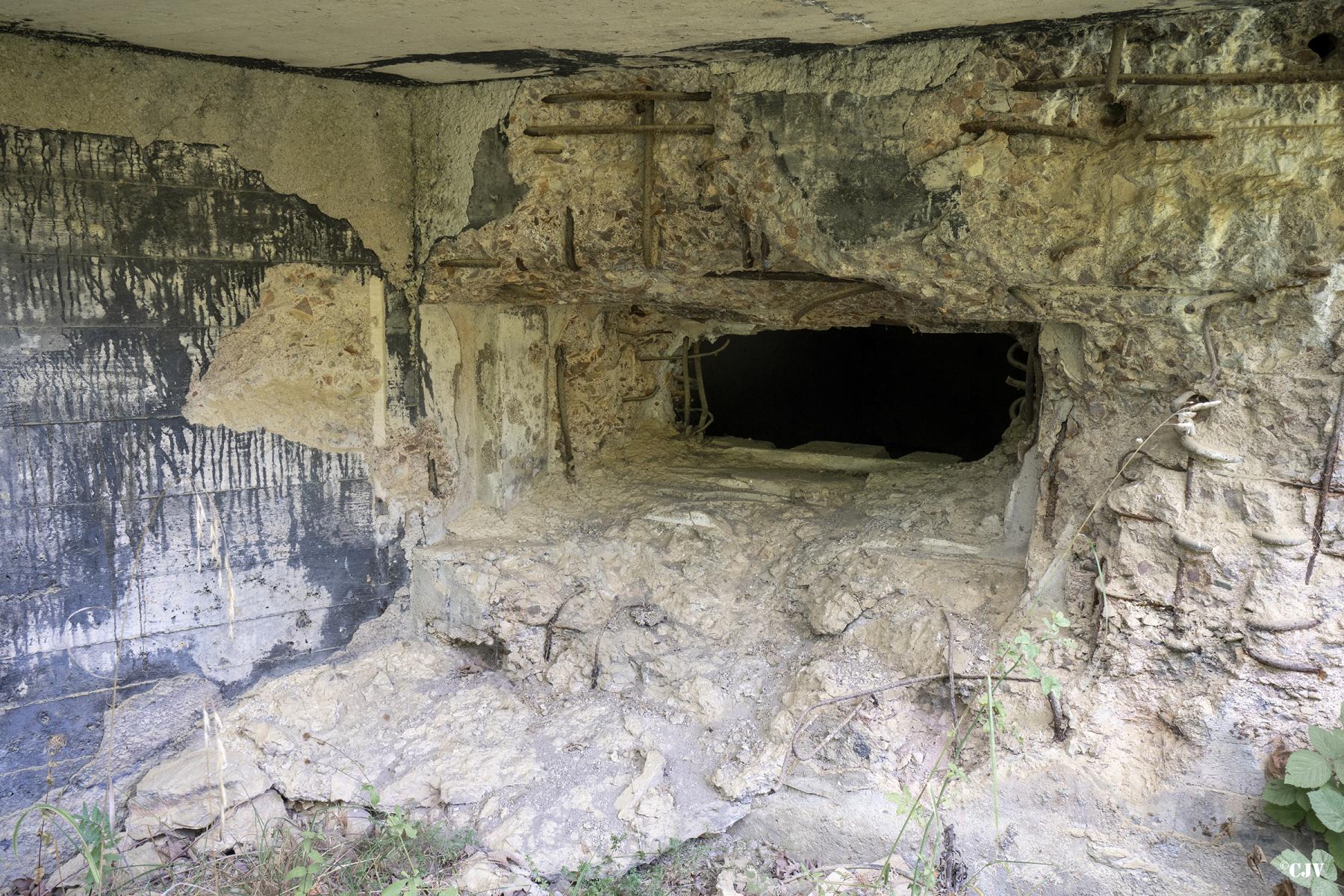 Ligne Maginot - B7 - MEIX-VANNOT - (Blockhaus pour canon) - Le créneaux gauche - Lia VERMEULEN