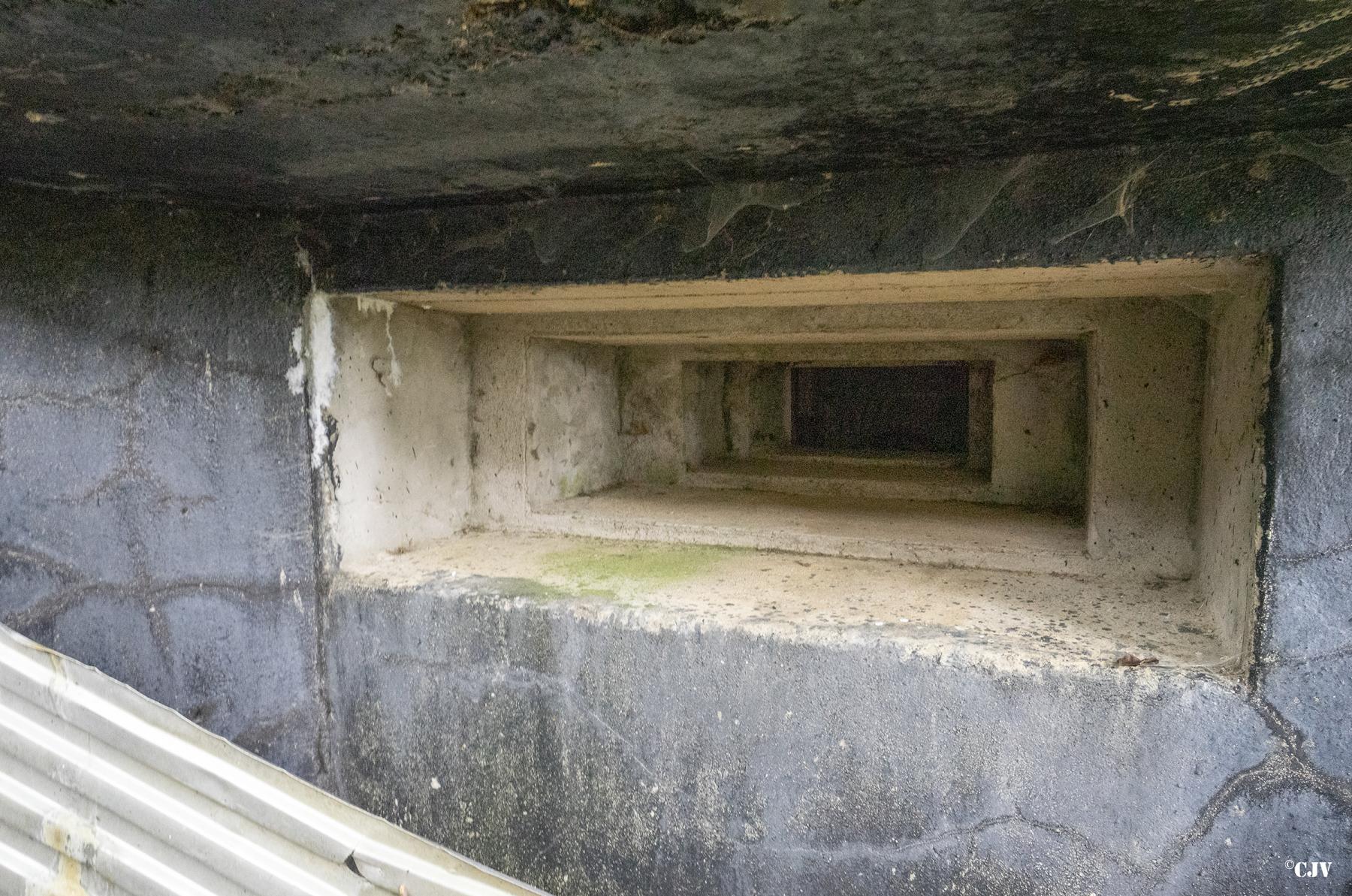 Ligne Maginot - B11 - LES LAILLETS OUEST - (Blockhaus pour arme infanterie) - Le créneau de tir - Lia VERMEULEN