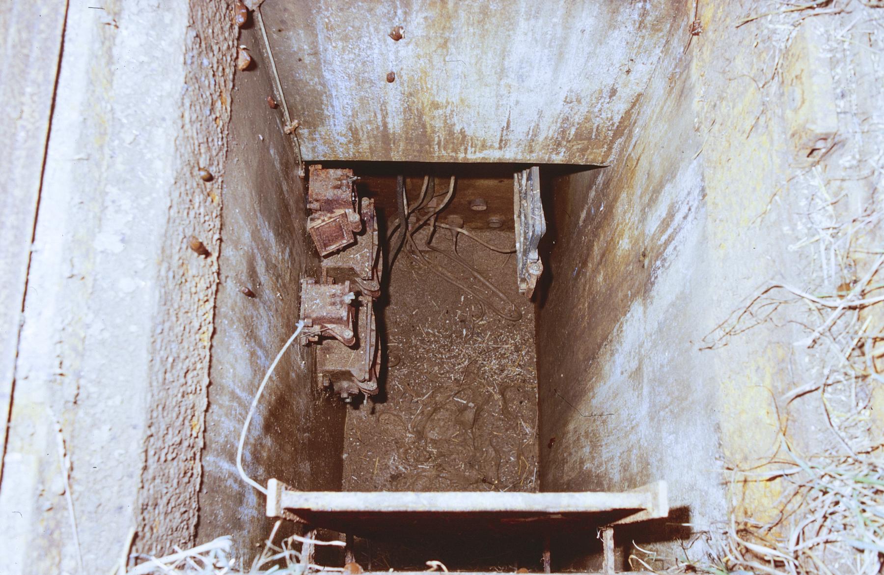 Ligne Maginot - 4B - (Chambre de coupure) - Vue intérieure
Boitiers pour raccordement de lignes de campagne (2 x 6 lignes) et boitiers de protection.
Arrivées de cables - Michel Mansuy