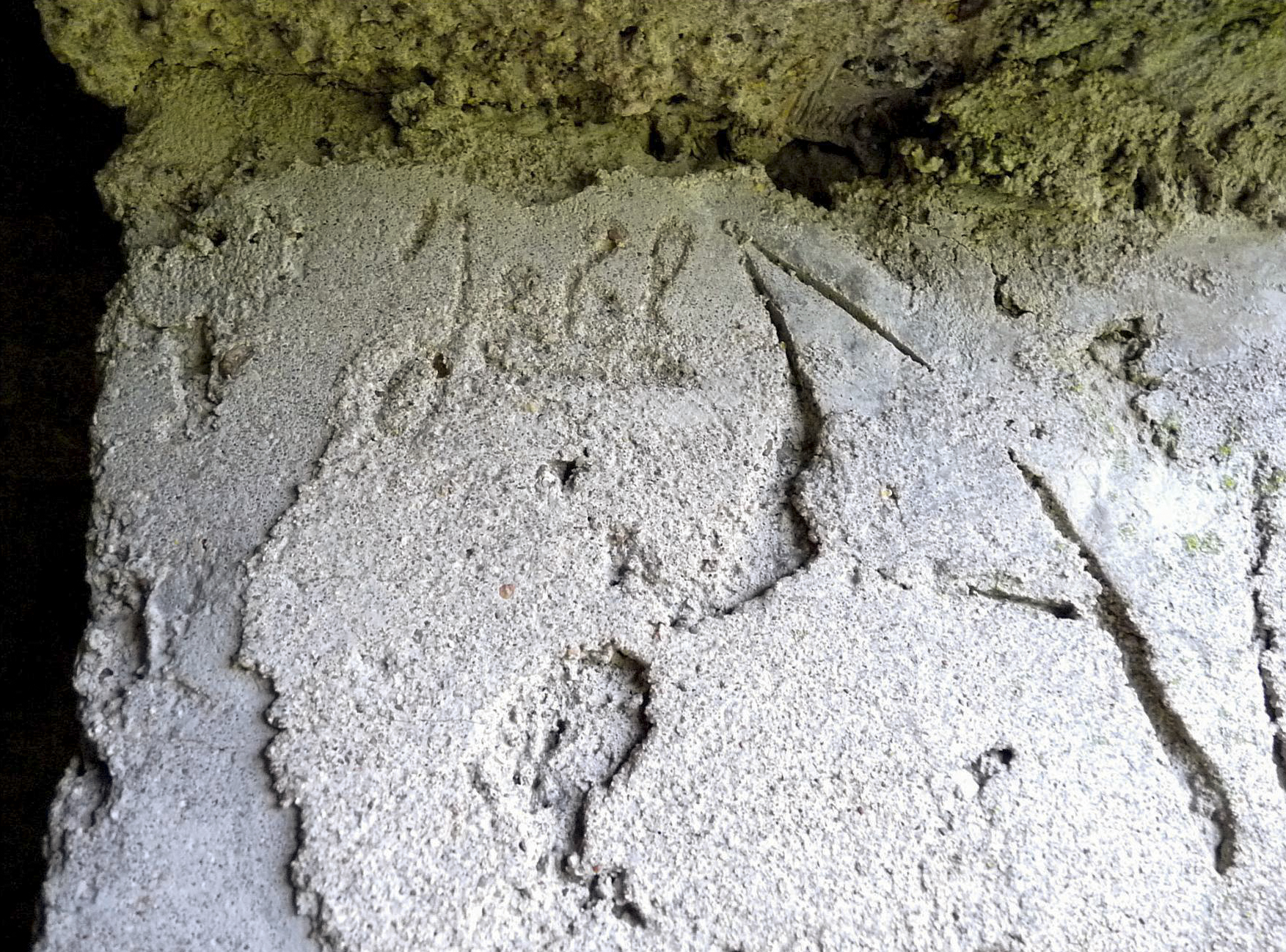 Ligne Maginot - LE 75 3 - (Blockhaus pour arme infanterie) - Inscriptions sur l'avant du blockhaus au dessus de l'entrée - Sylvie Laure LAMBERT
