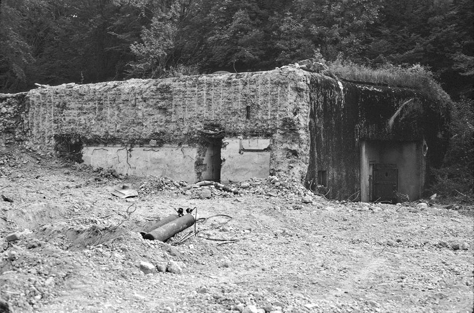 Ligne Maginot - BOIS DE KANFEN - X5 - (Abri) - Photo de l'abri lors de sa destruction partielle dans le cadre de la création de l'autoroute A31.
On y voit clairement les épaisseurs de la dalle et des parements.  - TRUTTMANN Michel