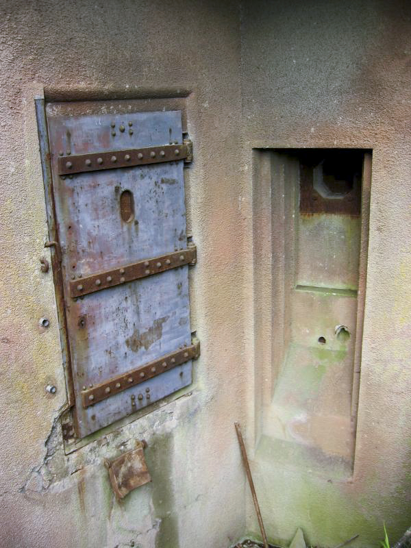 Ligne Maginot - BOIS DE KANFEN - X5 - (Abri) - Entrée de l'abri et créneau FM de défense rapprochée - Michel Teiten