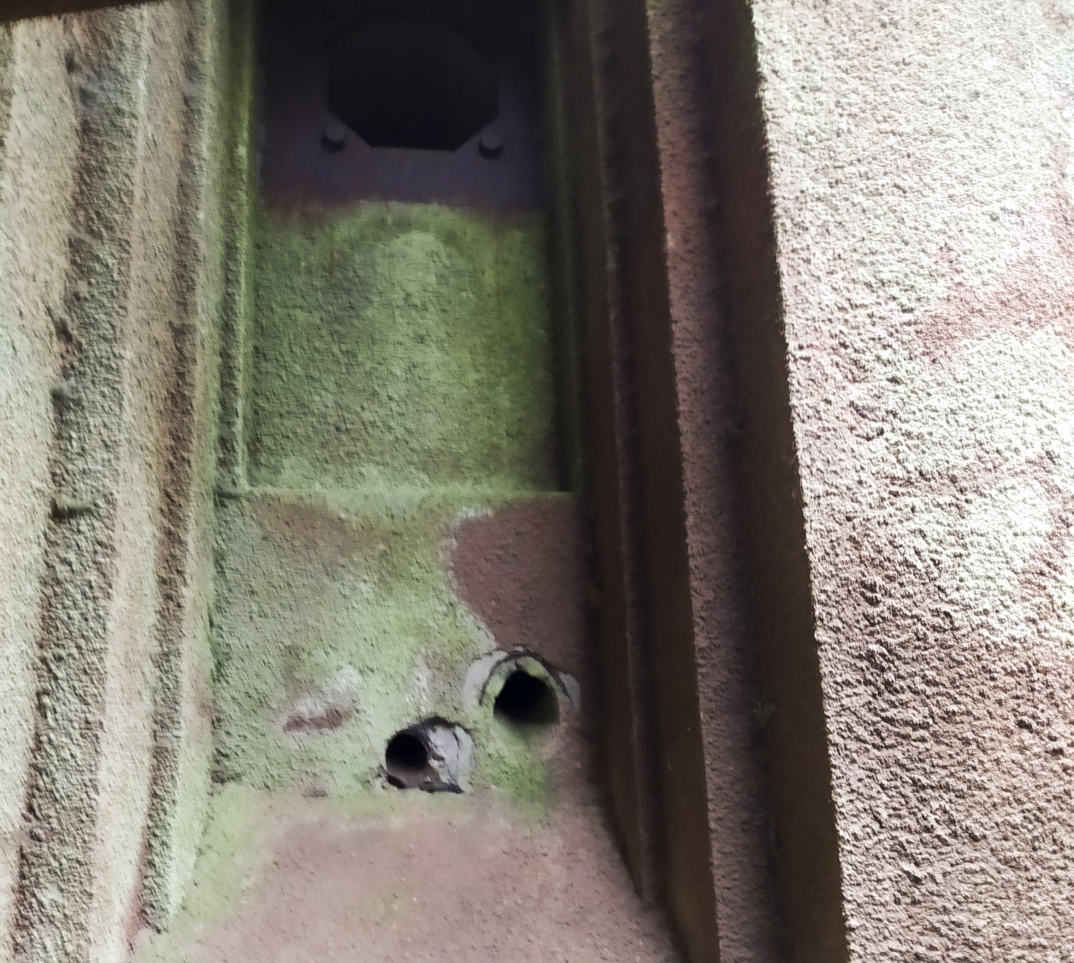 Ligne Maginot - BOIS DE KANFEN - X5 - (Abri) - Créneau FM et goulotte lance-grenade surplombant le fossé diamant - Rominoutche