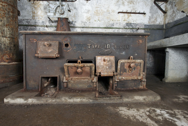 Ligne Maginot - BOIS DE KANFEN - X5 - (Abri) - Restes de la cuisinière François-Vaillant de l'abri - www.arnaultjl-photo.com