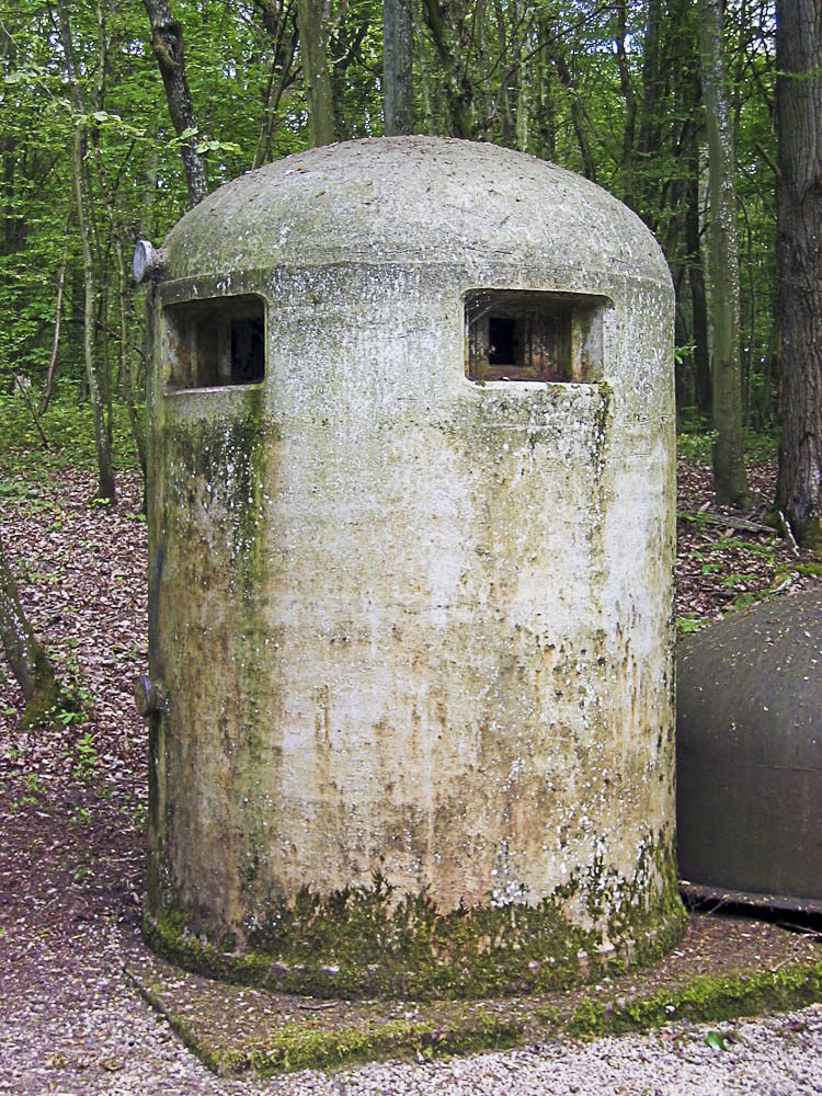 Ligne Maginot - BOIS DE KANFEN - X5 - (Abri) - Cloche GFM retirée de la moitié détruite de l'abri exposée devant l'abri du Zeiterholz - Michel Teiten
