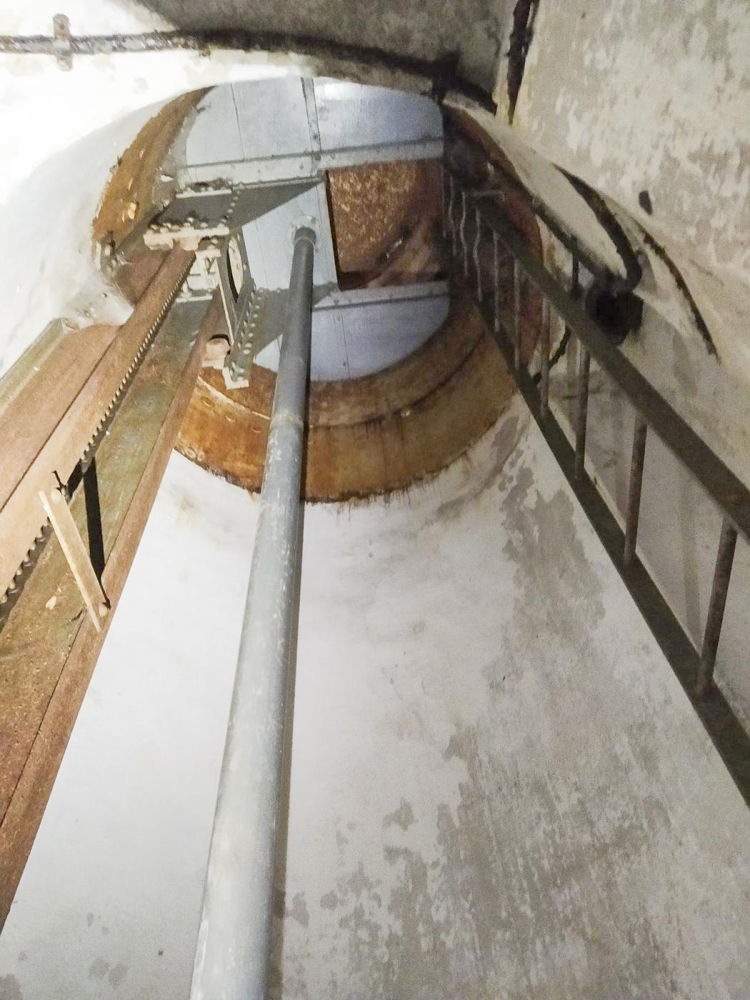 Ligne Maginot - BOIS DE KANFEN - X5 - (Abri) - Intérieur de la cloche GFM, visiblement en bon état général. - Rominoutche