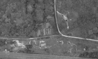 Ligne Maginot - GAEL (161° RIF) - (PC de Sous-Secteur) - Le central est visible avec ses deux rampes d’accès. Les abris composant le PC proprement dit devaient se situer dans le talus de la voie ferrée en contrebas du central