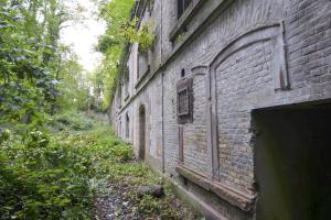 Ligne Maginot - FORT NEY - (Ouvrage d'infanterie) - La façade de l'aile ouest avec les modifications allemandes réalisées sous l'occupation (grandes fenêtres)