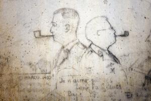Ligne Maginot - CHENES BRULES - X23 - (Abri) - Coffre Nord
Graffitis représentant sans doute des officiers de l'unité en place. On voit les pattes identifiant le 153e RAP sur le personnage de droite.