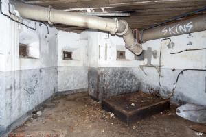 Ligne Maginot - BOIS D'OTTONVILLE - BCA1 - (Casemate d'artillerie) - Local du groupe électrogène, entrée hommes et créneaux de défense rapprochée 