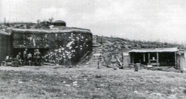 Ligne Maginot - CHENIERES EST - C12 - (Casemate d'infanterie - Double) - Juillet 1940 - La façade Est, avec les impacts datant de juin.