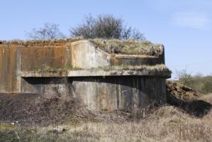 Ligne Maginot - RAVIN DE CRUSNES - C23 - (Casemate d'infanterie - Simple) - Emplacement de la cloche 'JM' d'action frontale
Outre le remblai disparu, la cloche à également été déposée et vraisemblablement ferraillée.
La cunette destinée à recueillir les eaux de ruissellement de la dalle est par contre nettement visible sur cette photo