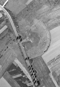 Ligne Maginot - CRUSNES EST - C25 - (Casemate d'infanterie) - Vue aérienne en 1952.
On voit encore bien l'emprise du réseau entourant la casemate. 