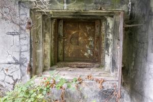 Ligne Maginot - BOIS D'OTTONVILLE - BCA1 - (Casemate d'artillerie) - L'embrasure droite qui comporte encore ses deux volets d'obturation 