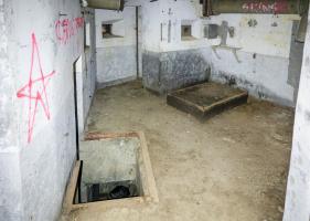 Ligne Maginot - BOIS D'OTTONVILLE - BCA1 - (Casemate d'artillerie) - Local du groupe électrogène 
Au premier plan l'accès en puits au sous-sol réduit 
