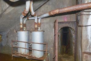 Ligne Maginot - CHENES BRULES - X23 - (Abri) - Les deux pots de détente des échappements des moteurs de l'usine, placés au bas du puits du coffre