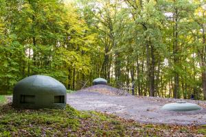 Ligne Maginot - BOUSSE - A24 - (Ouvrage d'infanterie) - Dessus du bloc entrée.
De gauche à droite : cloche factice, cloche GFM, cloche LG