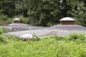 Ligne Maginot - BOUSSE - A24 - (Ouvrage d'infanterie) - Bloc 3
Vue générale avec les deux cloches GFM et la tourelle mitrailleuse en position de tir