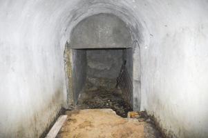 Ligne Maginot - LA DEA (D) - (Abri actif) - Dortoir pour 4 sous-officiers, au fond PC, à gauche cartouches (inachevé) et galerie vers Bloc 4 (projet), à droite galerie vers Bloc 2