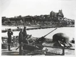 Ligne Maginot - 31/1 - PONT DE BATEAUX DE NEUF BRISACH - (Casemate d'infanterie - Double) - Photo allemande datée du 03 juillet 1940
Un poste DCA (Flakstellung) installé sur la casemate.
Le pont de bateau est bien visible sur cette photo