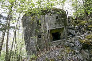 Ligne Maginot - CAVE A CANON - (Ouvrage d'infanterie) - Le bloc passif (cheminée et issue de secours). 
Noter le glissement important du terrain depuis la construction