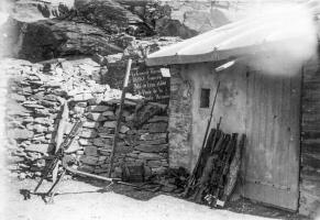 Ligne Maginot - REDOUTE RUINEE - (Ouvrage d'infanterie) - L'avant poste le 02 juillet 1940
Une mitrailleuse Hotchkiss mle 1914 8mm est visible sur la photo avec de l'armement et divers équipements collectifs qui seront laissés sur place.
