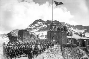Ligne Maginot - REDOUTE RUINEE - (Ouvrage d'infanterie) - L'avant poste le 02 juillet 1940
Le reste de la troupe quitte l'avant poste en colonne derrière le SLt Dessertaux pendant que les italiens leur rendent les honneurs.