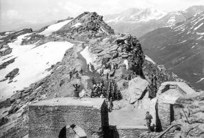 Ligne Maginot - REDOUTE RUINEE - (Ouvrage d'infanterie) - L'avant poste le 02 juillet 1940
La troupe quitte l'avant poste .
