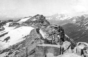 Ligne Maginot - REDOUTE RUINEE - (Ouvrage d'infanterie) - L'avant poste le 02 juillet 1940
La colonne française s'éloigne, libre.