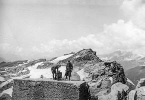 Ligne Maginot - REDOUTE RUINEE - (Ouvrage d'infanterie) - L'avant poste le 02 juillet 1940
Le blason français est démonté. Les italiens ne réussiront toutefois pas à supprimer le fut portant l'inscription 70