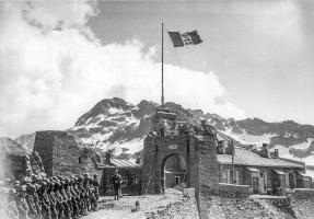 Ligne Maginot - REDOUTE RUINEE - (Ouvrage d'infanterie) - L'avant poste le 02 juillet 1940
Les troupes italiennes prêtes à prendre possession de l'avant poste