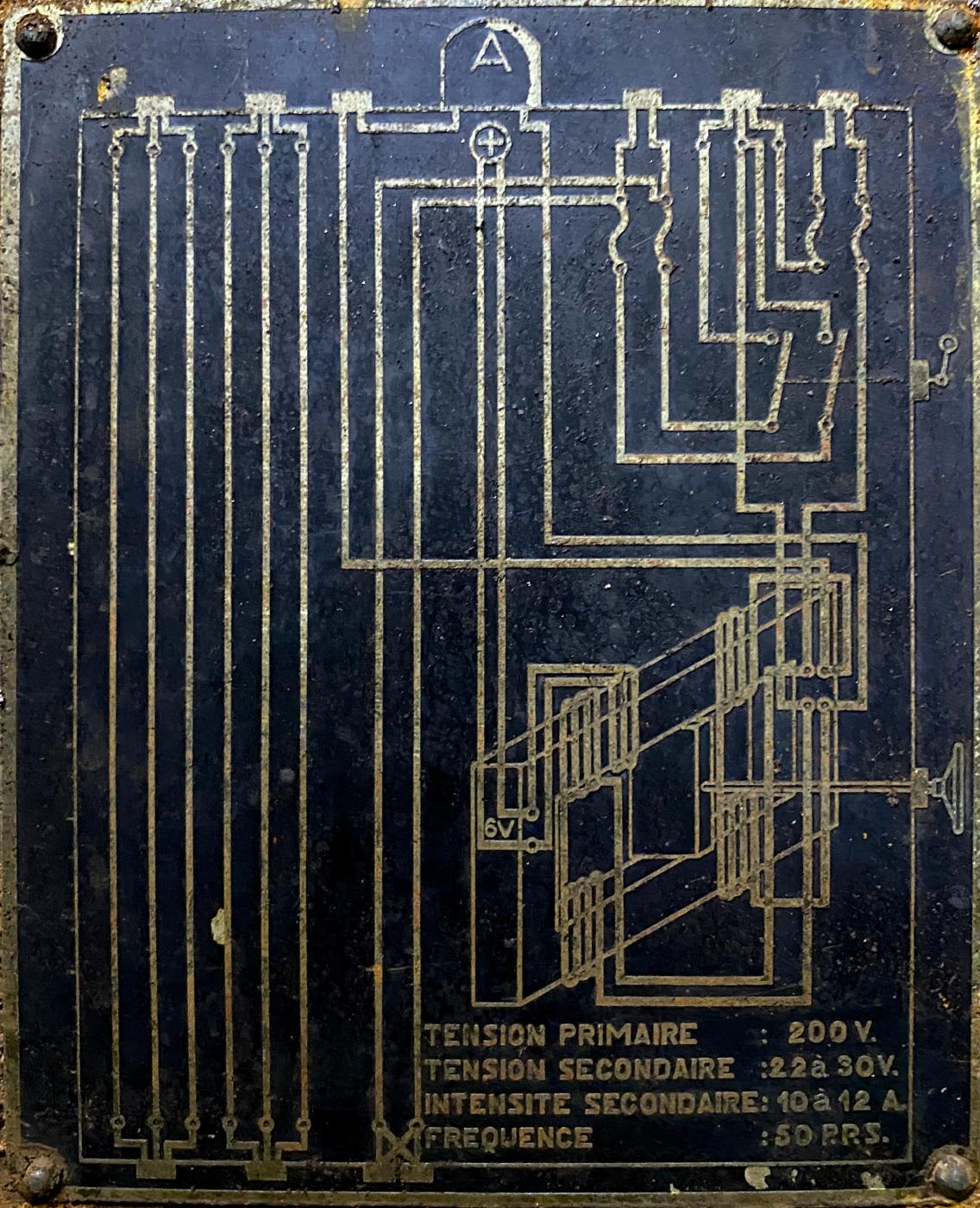 Ligne Maginot - BOUSSE - A24 - (Ouvrage d'infanterie) - Bloc 2
Le boitier d'alimentation du projecteur blindé 
Plan électrique