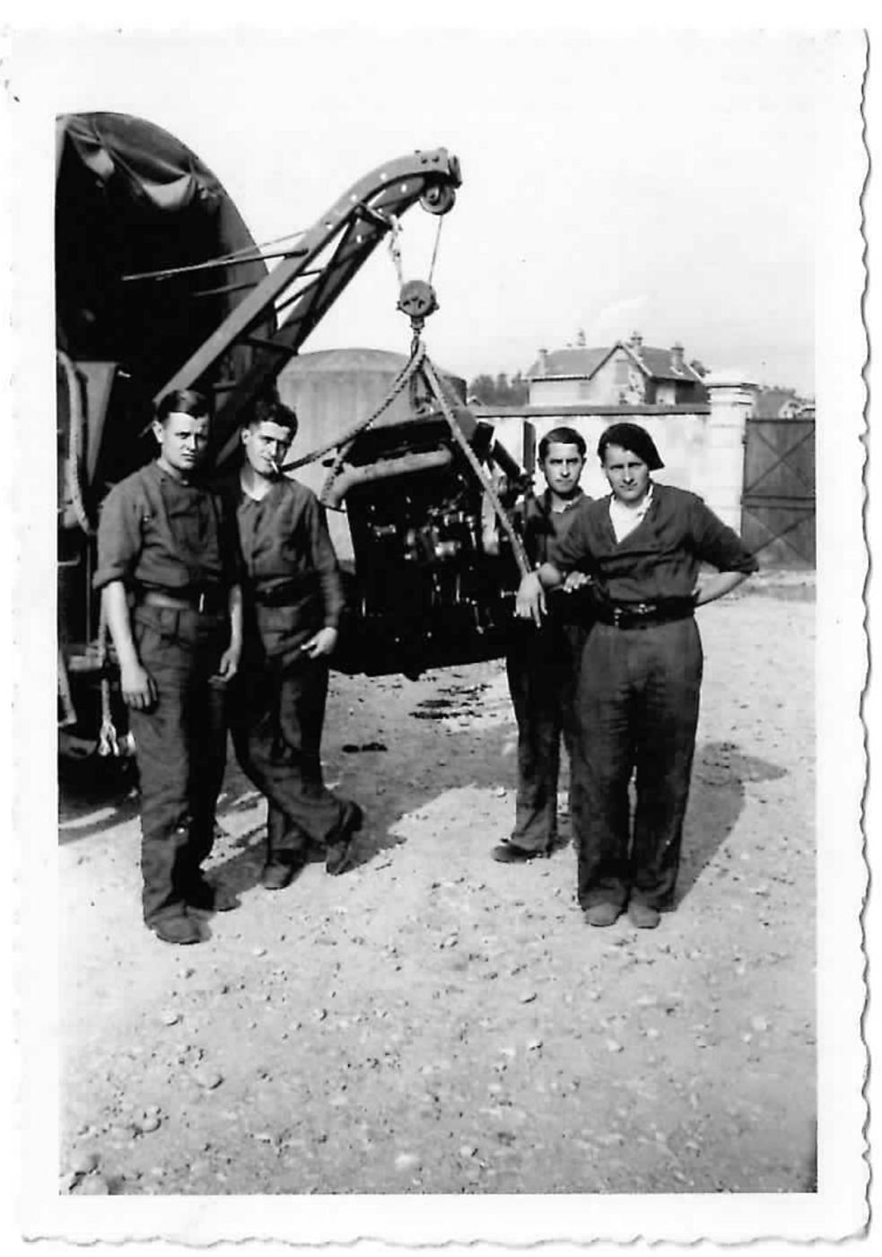 Ligne Maginot - 164° Régiment d'Artillerie de Position (164° RAP) - Section automobile (atelier)
A gauche le maitre ouvrier Malhiere