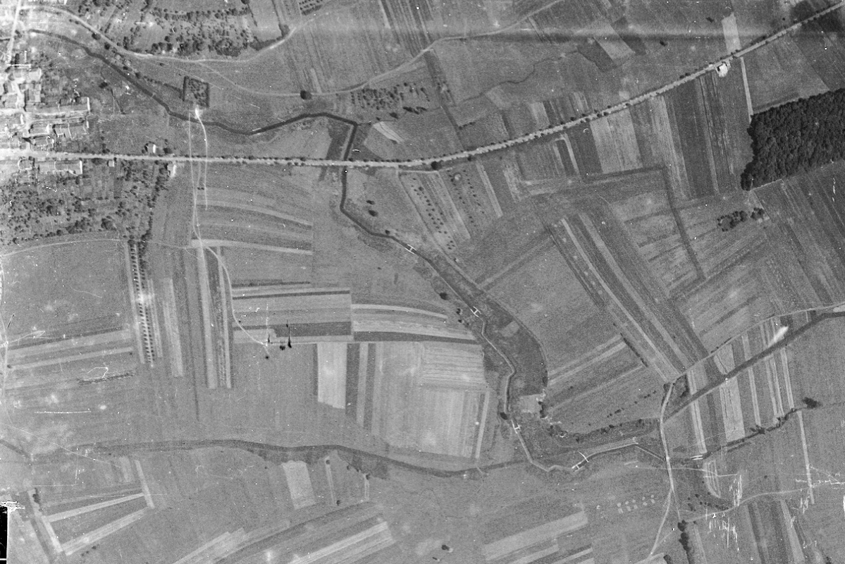 Ligne Maginot - LANGENBACH - (Inondation défensive) - Sur cette photo aérienne de 1938 l'aménagement du Langenbach en fossé antichar et les seuils qui y ont été créés sont nettement visibles. 
La digue de Weiher avec son pertuis permettant l'inondation de la zoner non aménagée est visible sur la droite de la photo, là ou commence le fossé antichar - IGN - Géoportail 1938