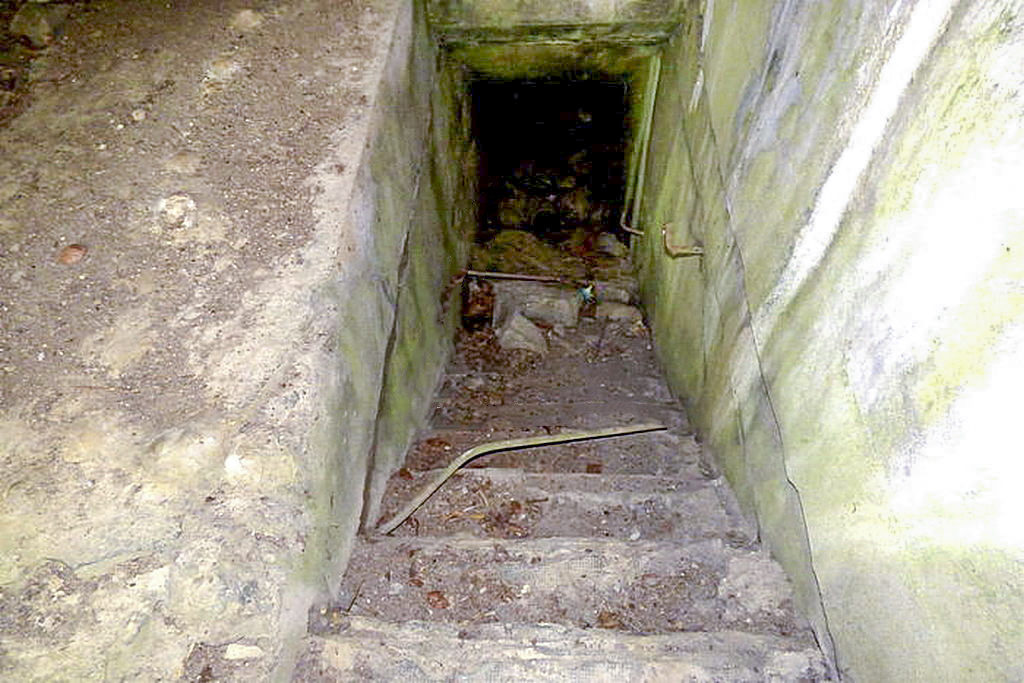 Ligne Maginot - HELFEDANGE - GUINGLANGE (SF FAULQUEMONT) - (PC de Secteur) - PC du temps de guerre
Amorce de galerie vers le chateau       - Sylvie Laure LAMBERT