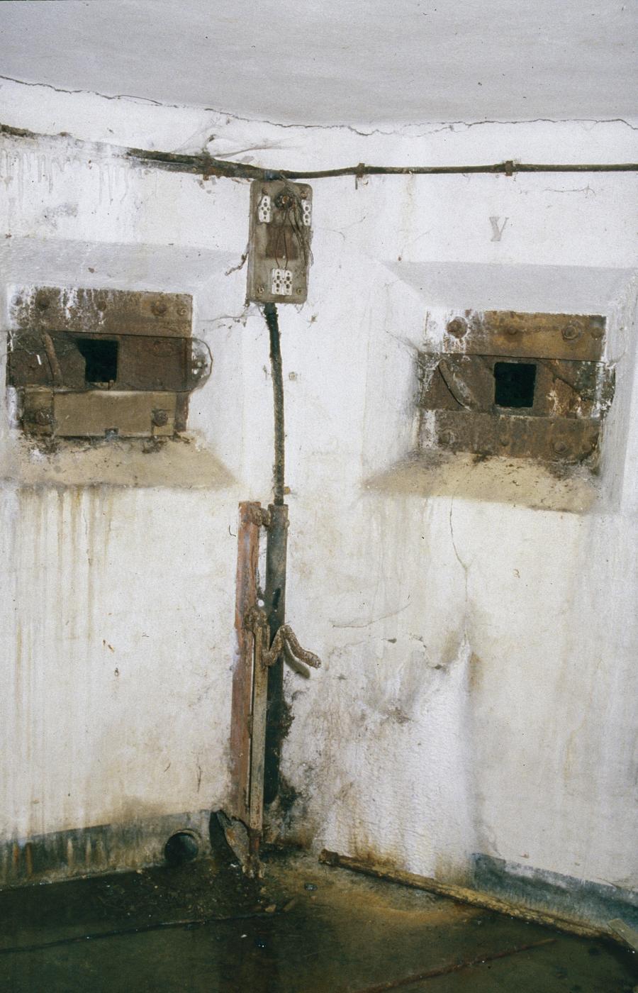 Ligne Maginot - ROUSSY LE VILLAGE (Poste avancé GRM) - (Poste GRM - Maison Forte) - Les créneaux FM n°4 et 5. Entre ceux-ci, la probable commande d'une barrière de route - MANSUY Michel