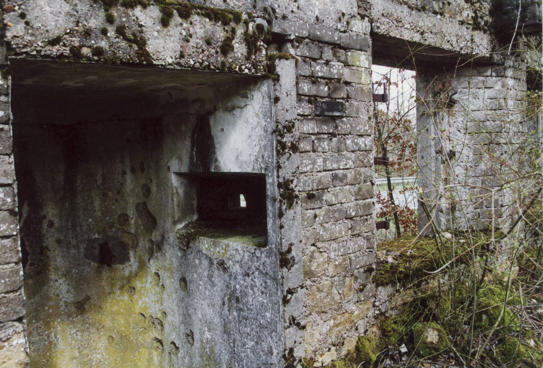 Ligne Maginot - TETERCHEN NORD - (Poste GRM - Maison Forte) - Le poste avancé avant reconstruction
L'intérieur du casernement, l’édicule avec ses créneaux FM - Jean-Louis Nospeld