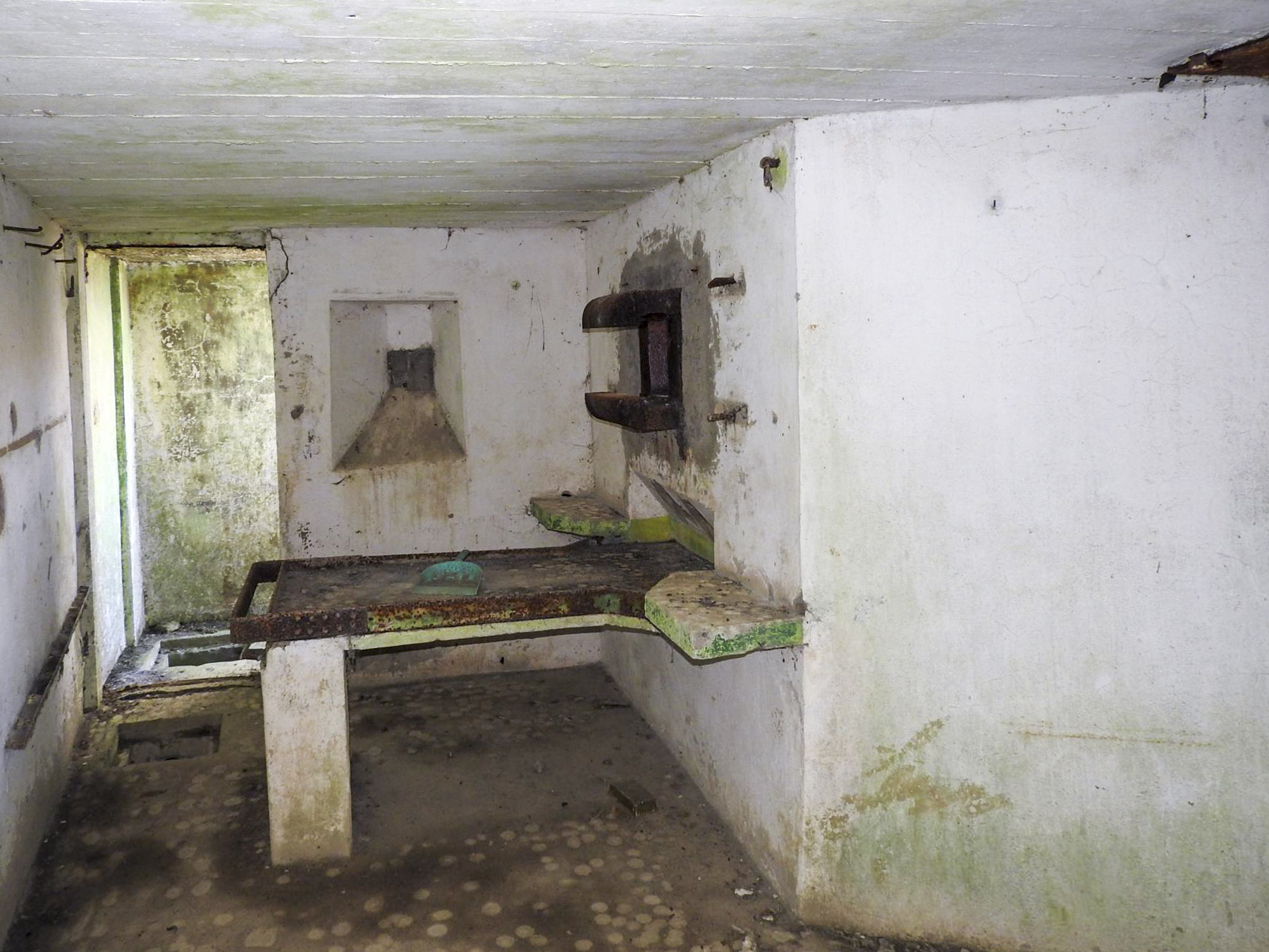 Ligne Maginot - AB35 - (Blockhaus pour canon) - La chambre de tir pour mitrailleuse et l'entrée à l'arrière. - STENGER Mathieu