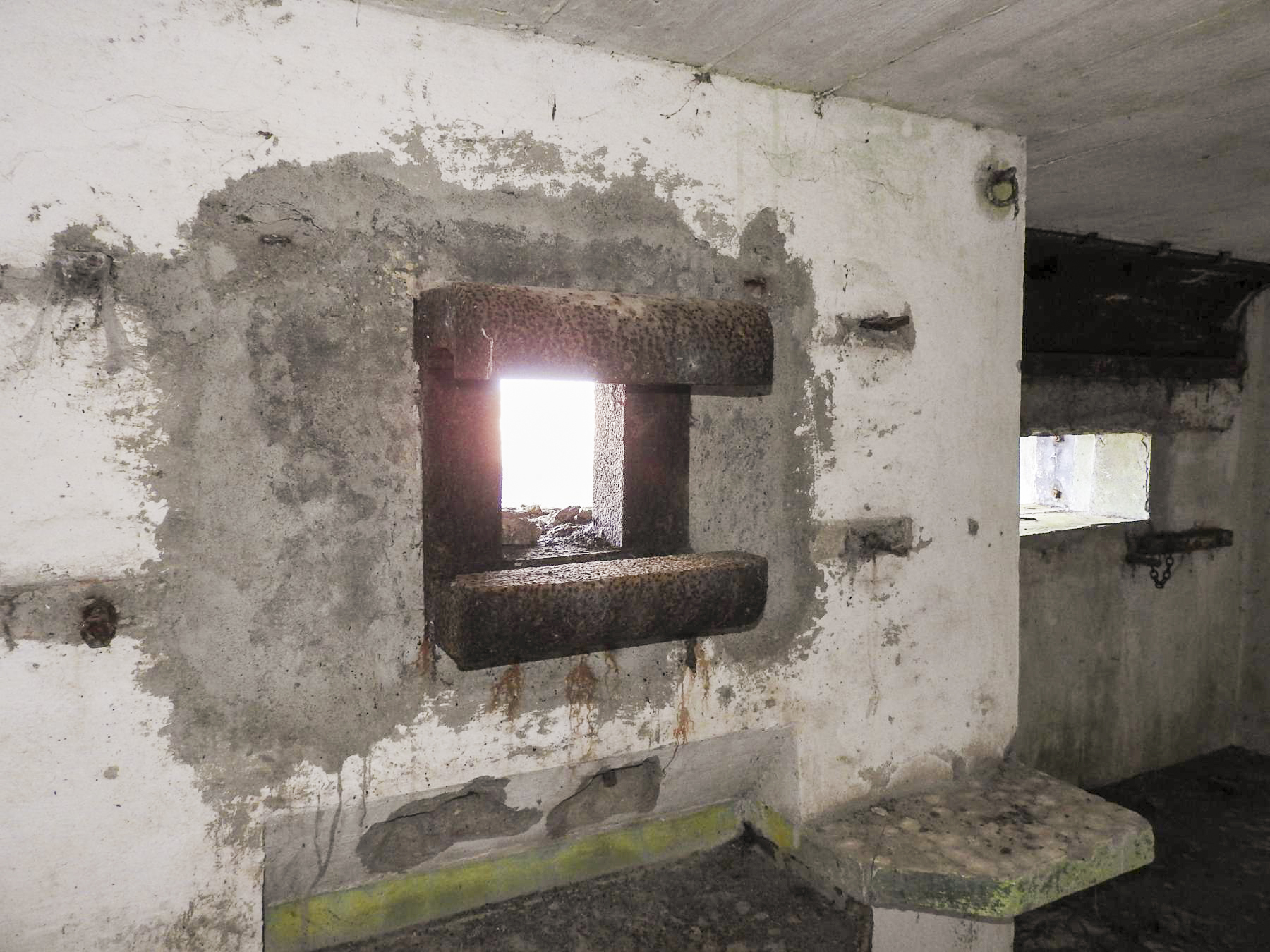 Ligne Maginot - AB35 - (Blockhaus pour canon) - Le créneau de la mitrailleuse. - STENGER Mathieu