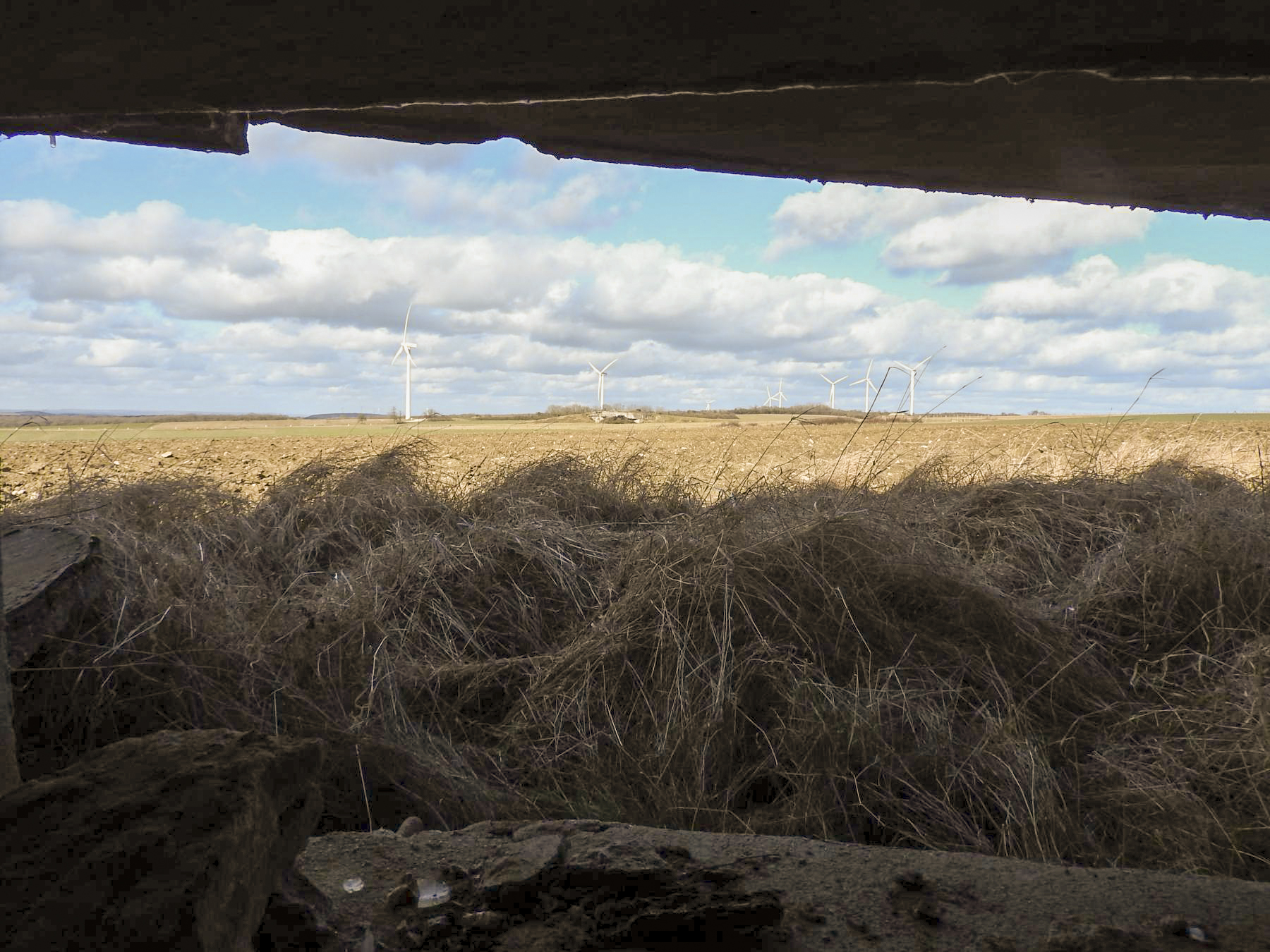 Ligne Maginot - AB35 - (Blockhaus pour canon) - La zone de tir.
On distingue la casemate Bisterberg Nord II au centre de la photo. - STENGER Mathieu