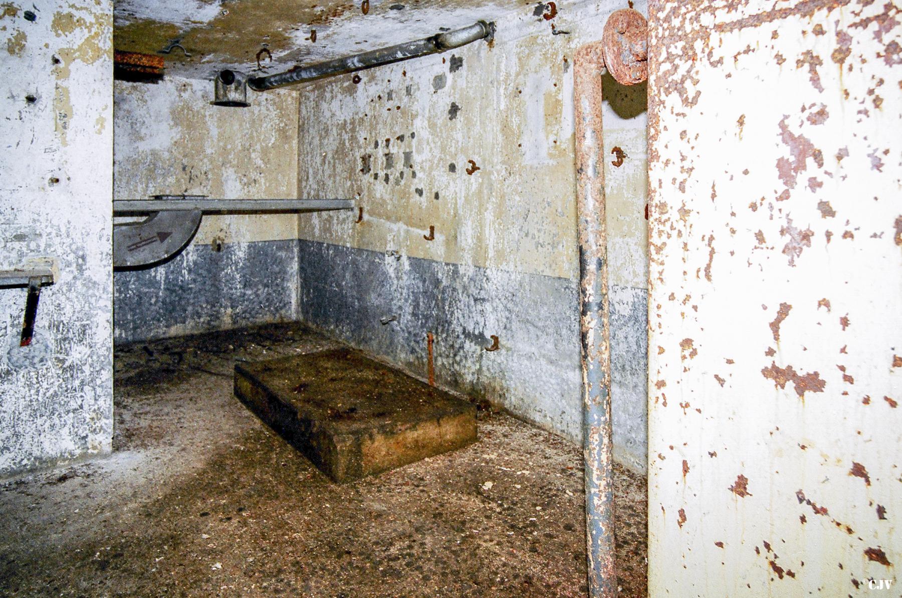 Ligne Maginot - BOIS DE BEUVEILLE - C2 (JACQUELINE) - (Casemate d'infanterie - Simple) - Le socle du groupe électrogène  - Lia VERMEULEN